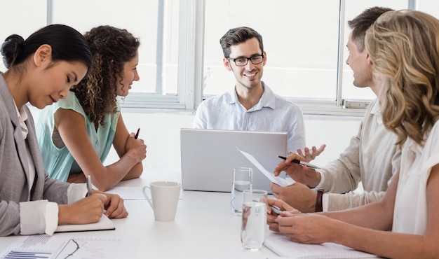 Equipo de negocios informal que tiene una reunión