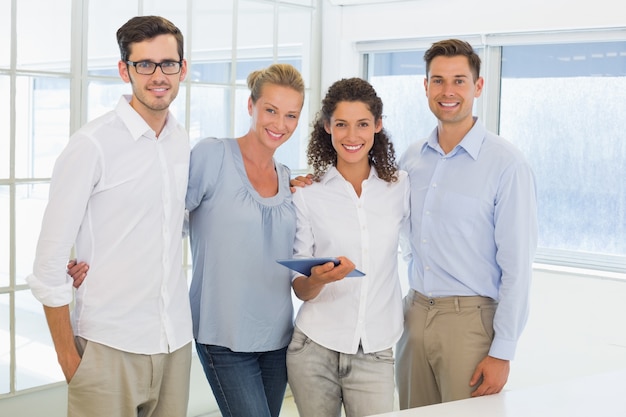 Equipo de negocios informal sonriendo a la cámara