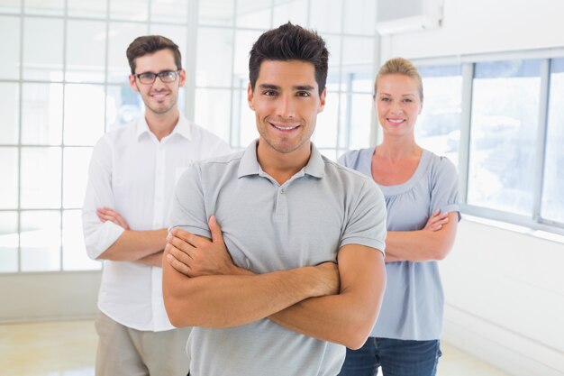 Equipo de negocios informal sonriendo a la cámara