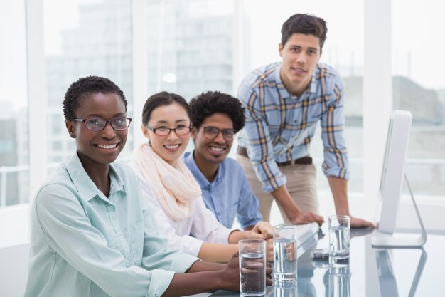 Equipo de negocios informal trabajando juntos en el escritorio