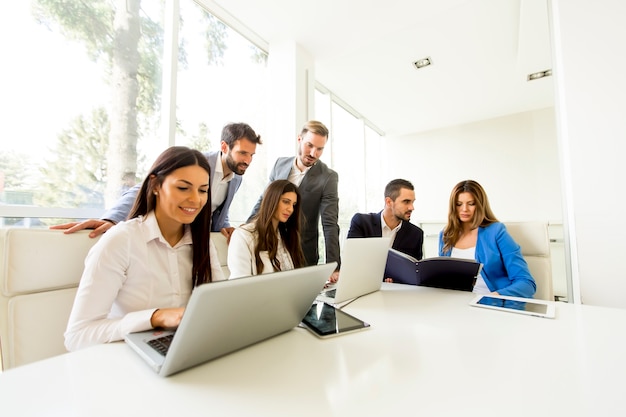 Equipo de negocios de inicio en la reunión en el interior de la oficina moderna brillante y trabajando en la computadora portátil