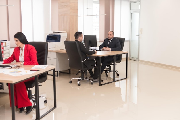 Equipo de negocios de inicio en la reunión en el interior de la oficina moderna y brillante