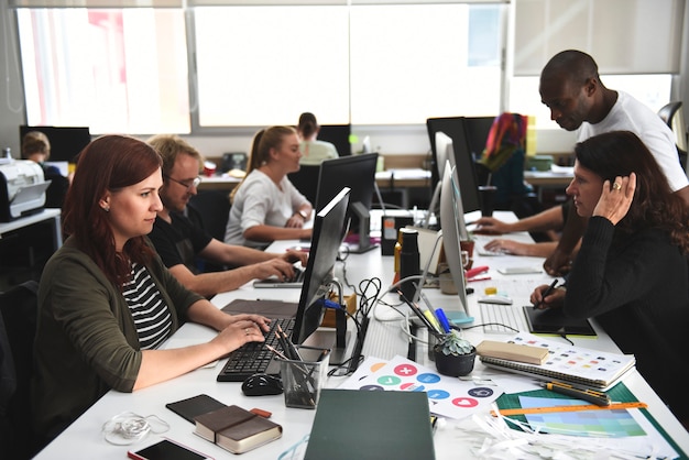 Equipo de negocios de inicio trabajando en la oficina.