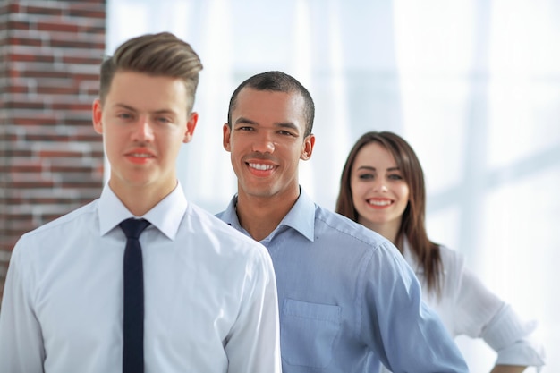 Equipo de negocios internacionales en el fondo de la oficina.