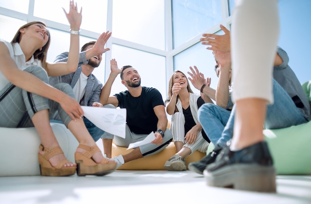 Equipo de negocios joven sentado en el inicio de una nueva oficina