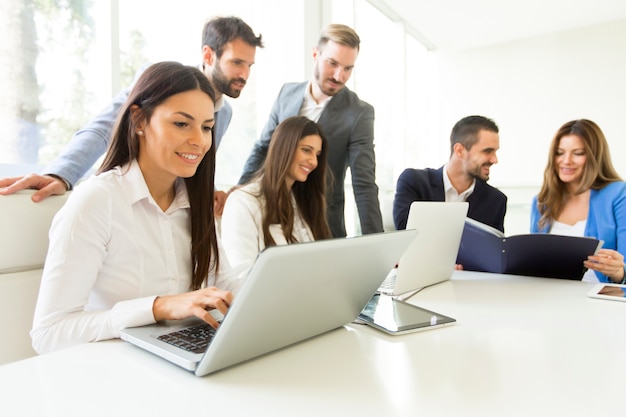 Equipo de negocios joven