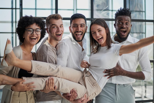 Equipo de negocios lanzando a su colega en la oficina