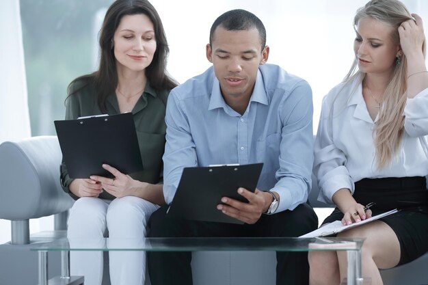 Equipo de negocios con laptop durante una pausa laboral