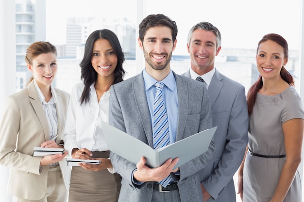 Equipo de negocios leyendo archivos