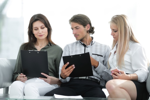 Equipo de negocios leyendo documentos de trabajo. vida de oficina