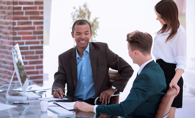 Equipo de negocios en el lugar de trabajo en la oficina.