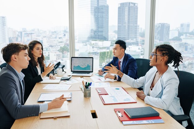 Equipo de negocios en mesa de oficina grande