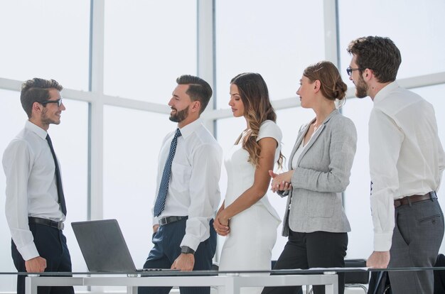 El equipo de negocios mira por la foto de la ventana de la oficina con espacio para copiar