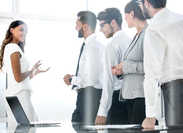 El equipo de negocios mira por la ventana de la oficina