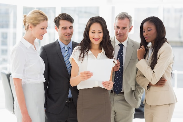 Equipo de negocios mirando juntos la hoja de papel