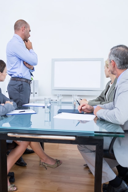 Equipo de negocios mirando la pantalla en blanco