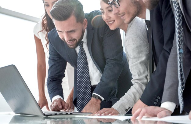 Equipo de negocios mirando la pantalla del portátil