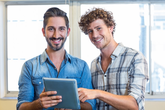 Equipo de negocios mirando tableta