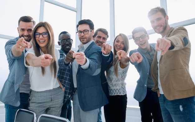 Foto equipo de negocios moderno que le señala el concepto de elección