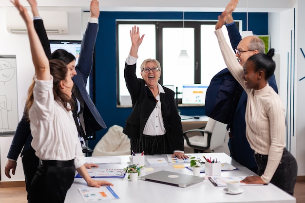 Foto equipo de negocios multiétnico creativo feliz celebrando