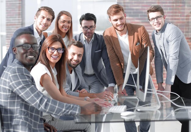 El equipo de negocios multiétnico discute los resultados de su trabajo