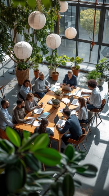 Equipo de negocios multiétnico haciendo una lluvia de ideas en una oficina moderna