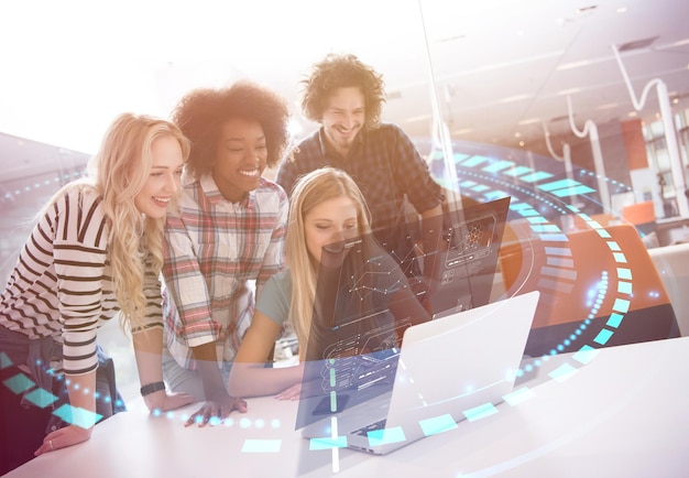 Equipo de negocios multiétnicos en una reunión en un moderno interior de oficina brillante, tormenta de ideas, trabajando en computadoras portátiles y tabletas