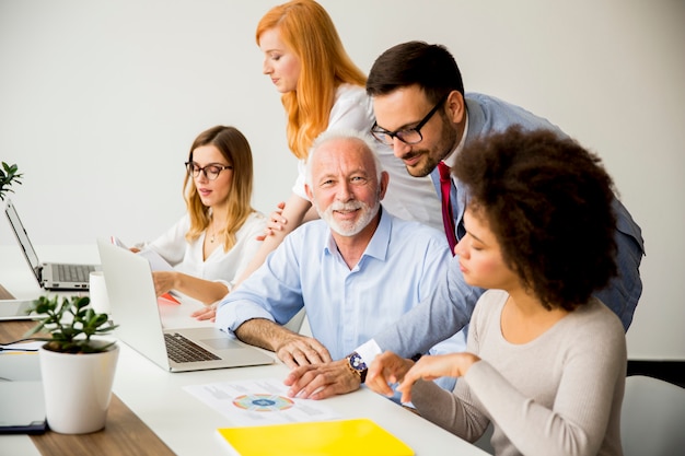 Equipo de negocios multirracial alegre en el trabajo en la oficina moderna