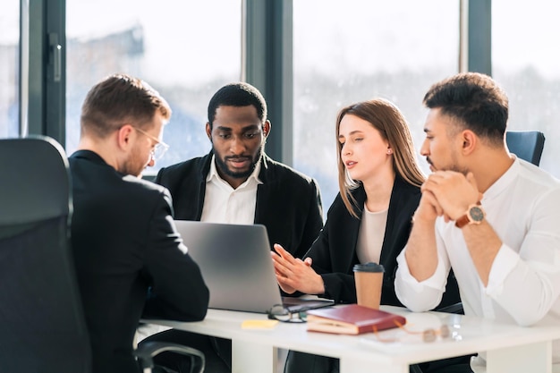 Equipo de negocios multirracial en la oficina.