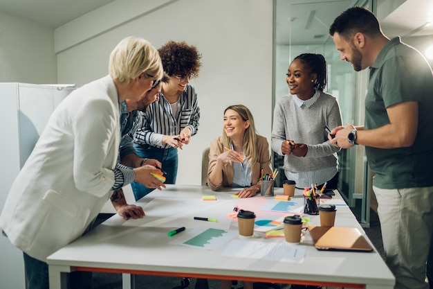 Equipo de negocios multirracial en una reunión en una oficina moderna y luminosa