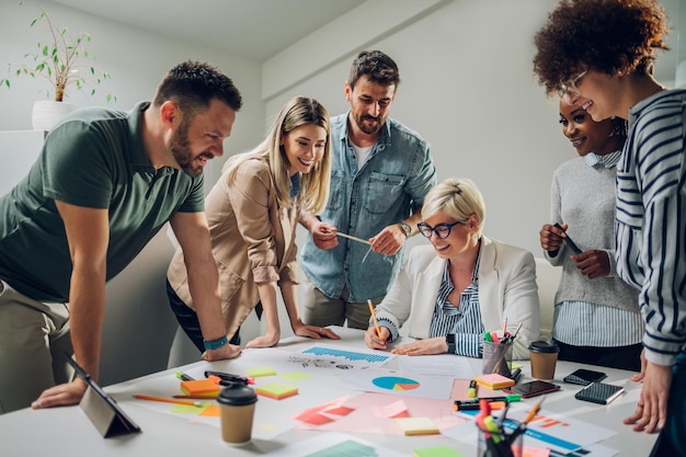 Equipo de negocios multirracial en una reunión en una oficina moderna y luminosa