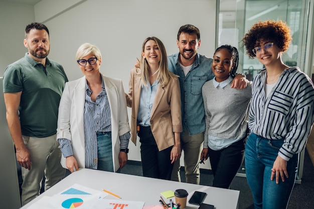 Equipo de negocios multirracial en una reunión en una oficina moderna y luminosa