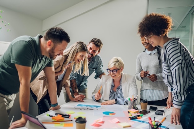 Equipo de negocios multirracial en una reunión en una oficina moderna y luminosa