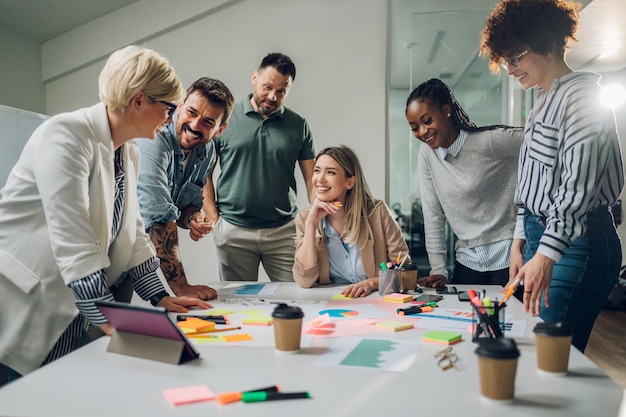 Equipo de negocios multirracial en una reunión en una oficina moderna y luminosa