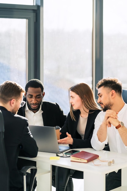 Equipo de negocios multirracial en reunión