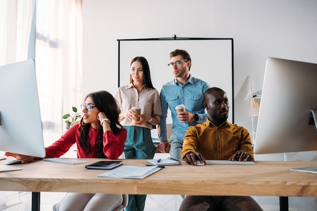 Equipo de negocios multirracial trabajando juntos en el proyecto en la oficina