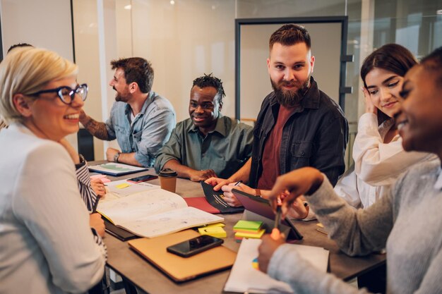 Equipo de negocios multirracial trabajando juntos y teniendo una reunión en la oficina