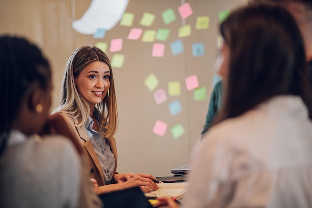 Equipo de negocios multirracial trabajando juntos y teniendo una reunión en la oficina