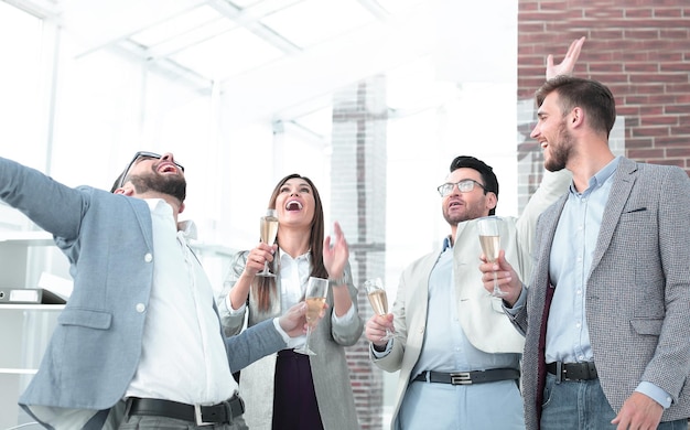 Equipo de negocios muy feliz en la oficina