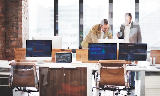 Foto equipo de negocios ocupado trabajando el lugar de trabajo cocnept