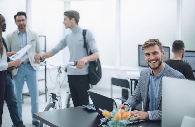 Equipo de negocios en la oficina del lugar de trabajo entre semana