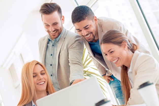 Equipo de negocios en la oficina