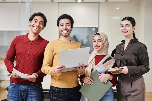 Equipo de negocios de Oriente Medio de pie en la oficina