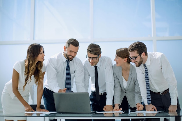 Foto equipo de negocios de pie cerca del escritorio.foto con espacio de copia