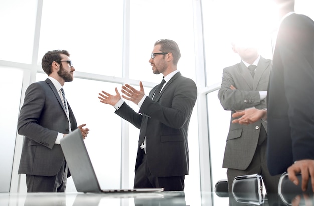 Equipo de negocios de pie en la oficina del centro de negocios