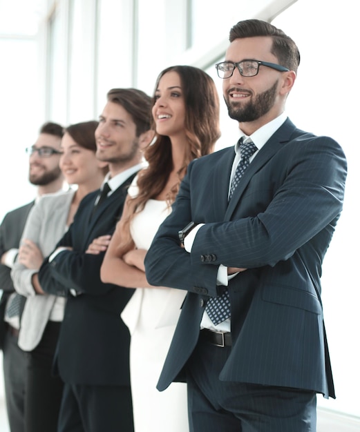 Equipo de negocios de pie en la oficina el concepto de trabajo en equipo