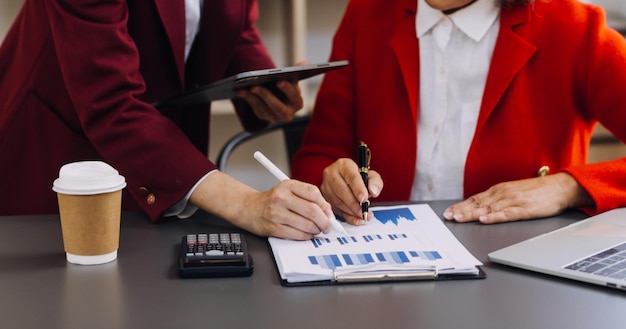 Equipo de negocios presente Inversor profesional de fotos trabajando en un nuevo proyecto de inicio Reunión de finanzas Tableta digital computadora portátil teléfono inteligente usando pantalla de acoplamiento de teclado filtro de primer plano