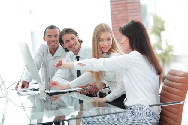 Equipo de negocios profesional discutiendo nueva información en la oficina