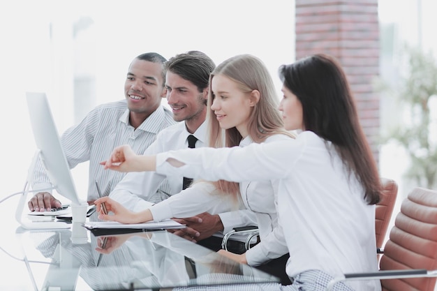 Equipo de negocios profesional discutiendo nueva información en la oficina