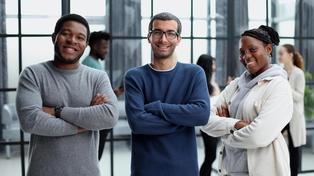 Equipo de negocios profesional diverso feliz en ropa casual